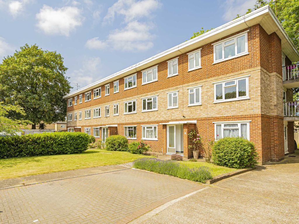2 bed flat for sale in Chelsea Close, Hampton Hill, Hampton TW12, £