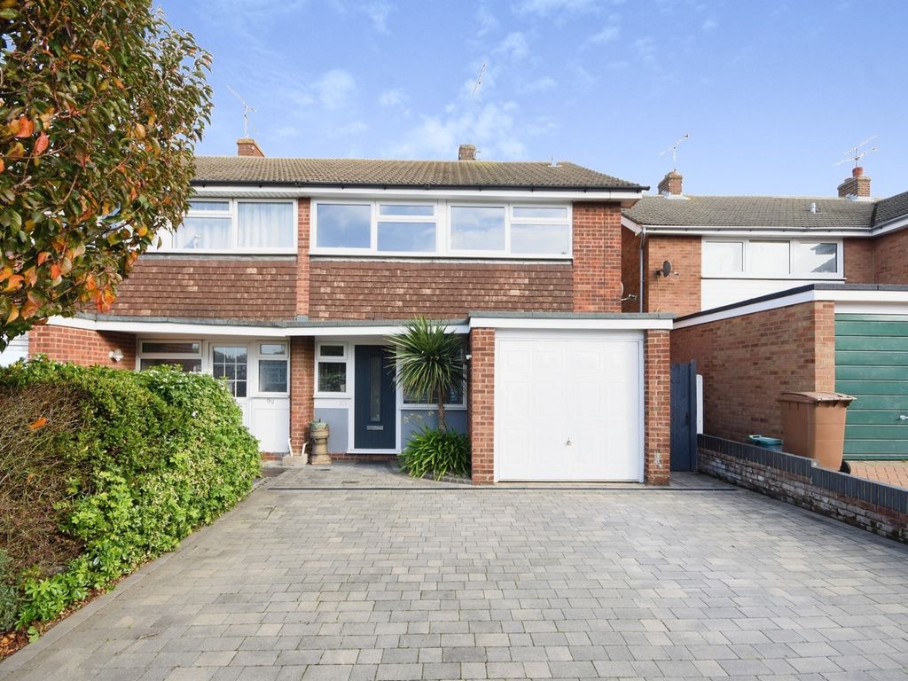 4 bed semidetached house for sale in Longmead Avenue, Great Baddow