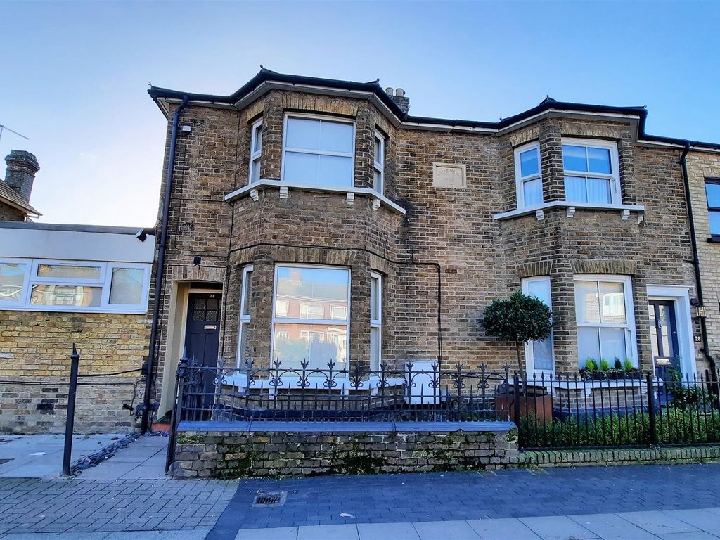 3 bed end terrace house for sale in High Street, Stanstead Abbotts