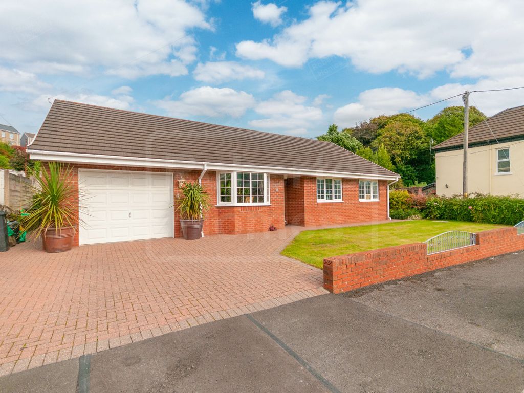 3 bed detached bungalow for sale in Milborough Road, Ystalyfera, Swansea, West SA9, £