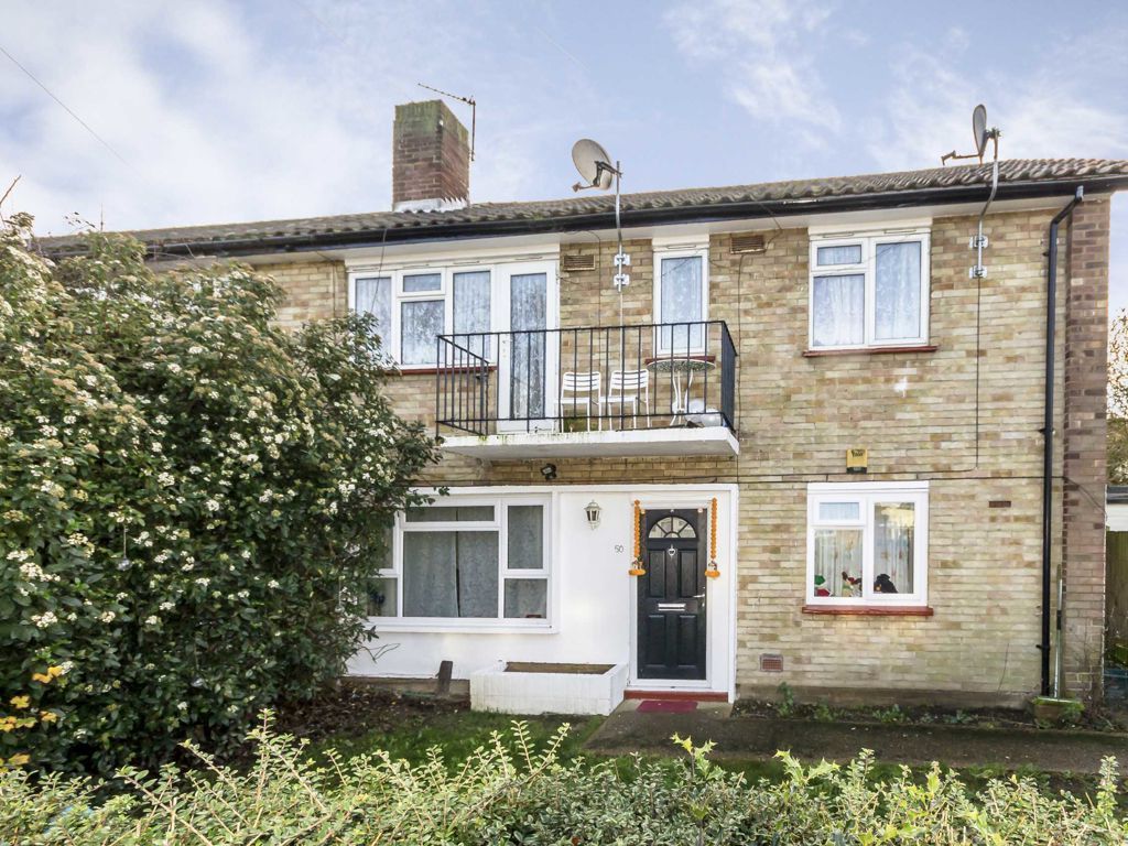 2 bed flat to rent in Winchester Road, Hanworth, Feltham TW13, £1,600