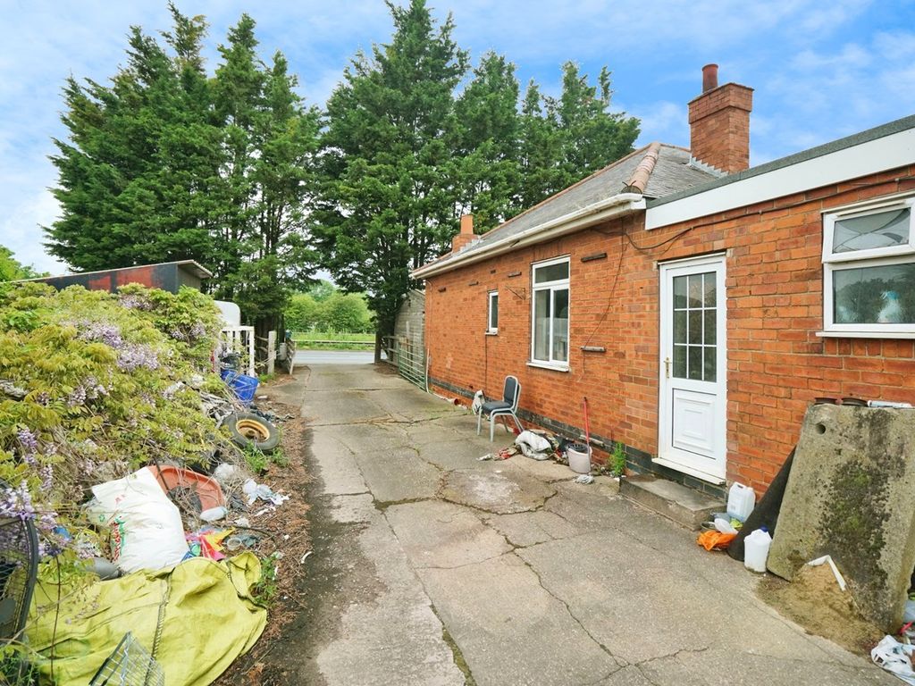 3 bed detached bungalow for sale in Lichfield Road, Barton Under
