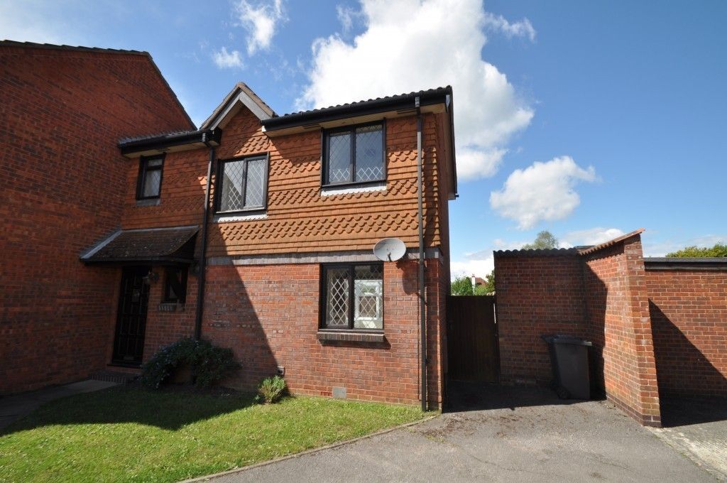 2 bed end terrace house to rent in Atherton Close, Shalford, Guildford