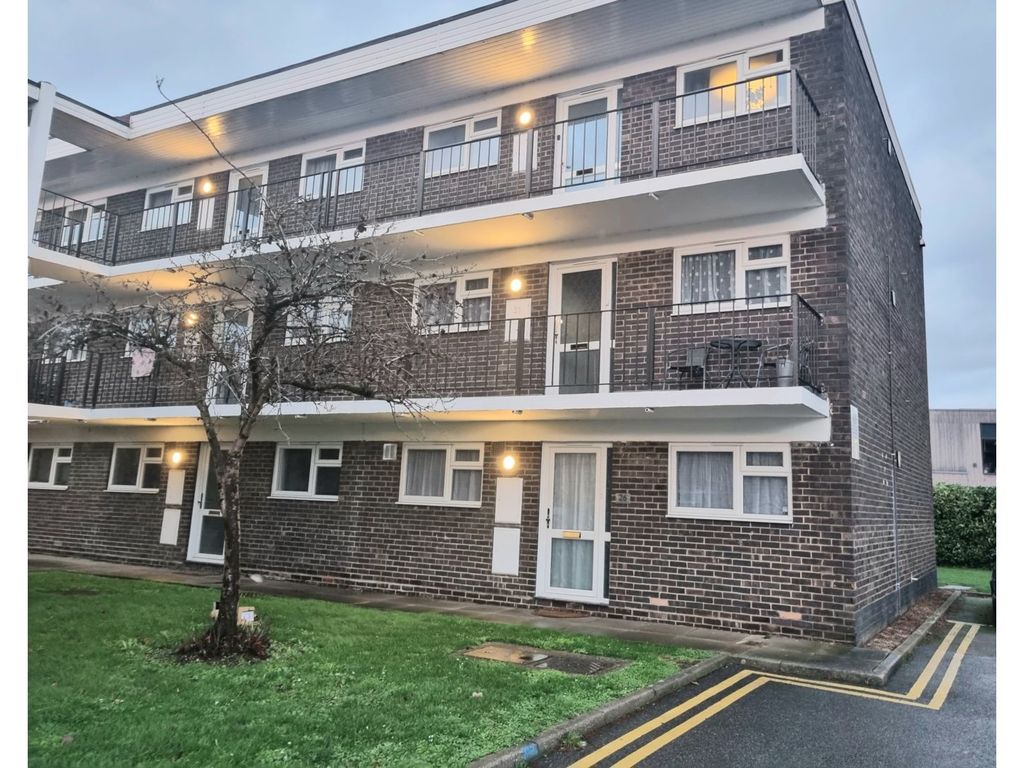 2 bed flat for sale in Goldlay Avenue, Chelmsford CM2, £250,000 Zoopla