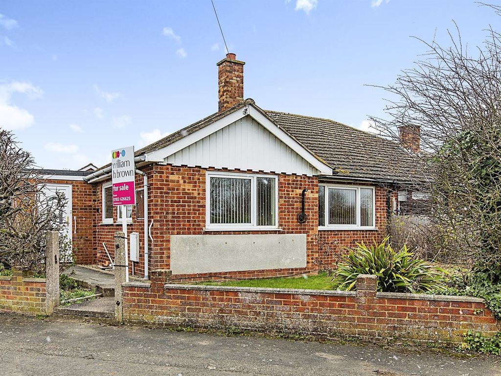 3 bed semidetached bungalow for sale in Twyford Avenue, Raunds