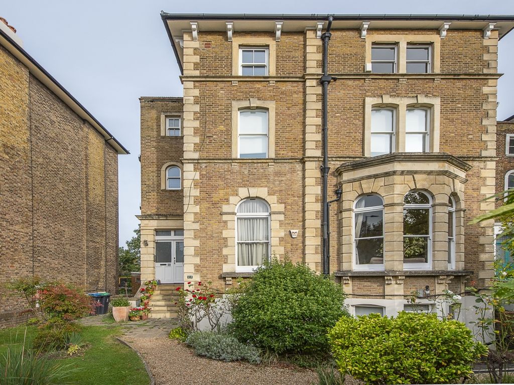 2 bed flat to rent in Surbiton Hill Park, Surbiton KT5, £1,950 pcm Zoopla