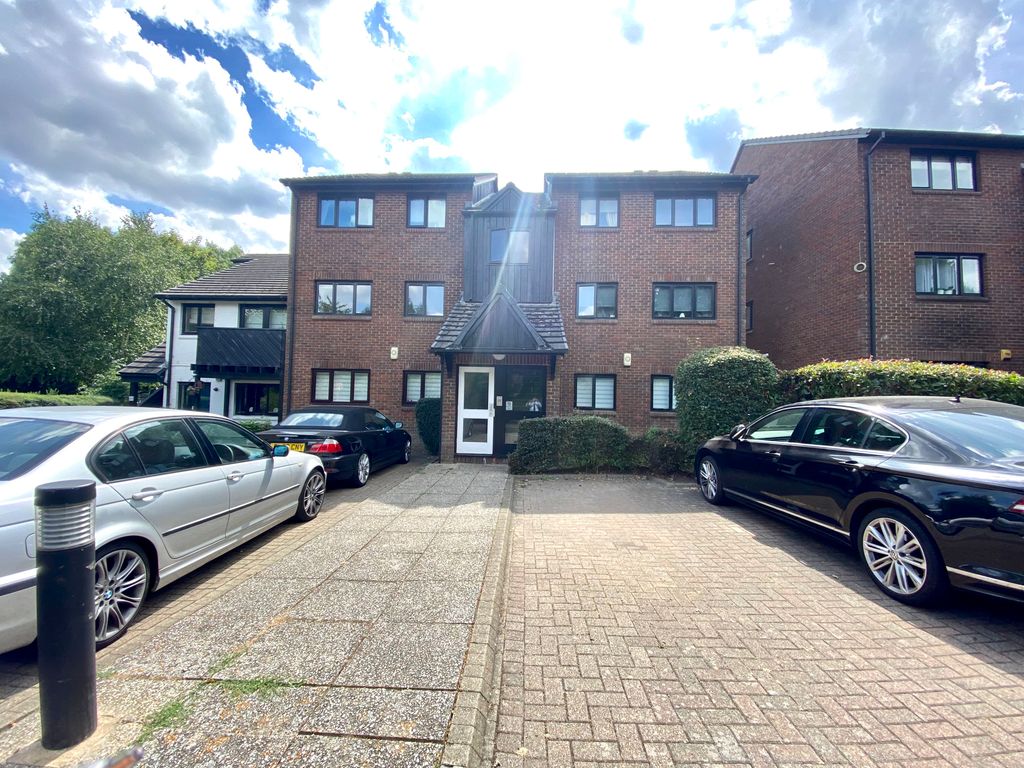 2 bed flat for sale in West Quay Drive, Hayes, Yeading UB4, £285,000