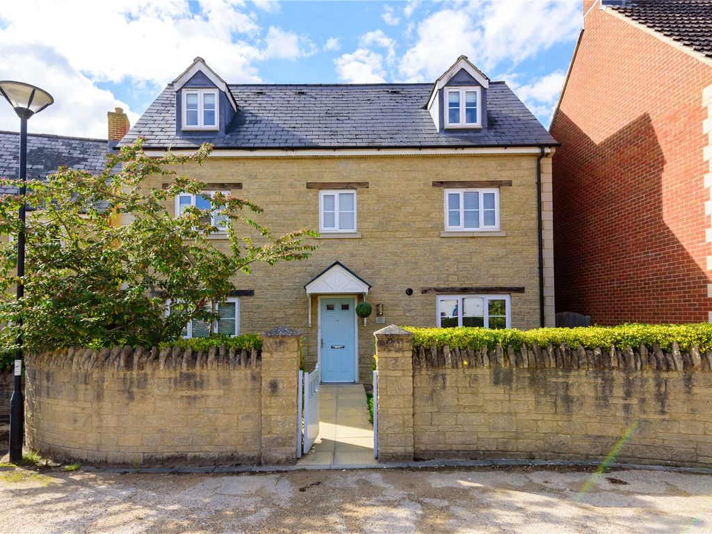 5 bed detached house for sale in Southwold Close, Oakhurst, Swindon