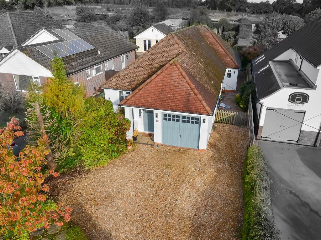 4 bed detached bungalow for sale in The Avenue, Liphook GU30, £700,000