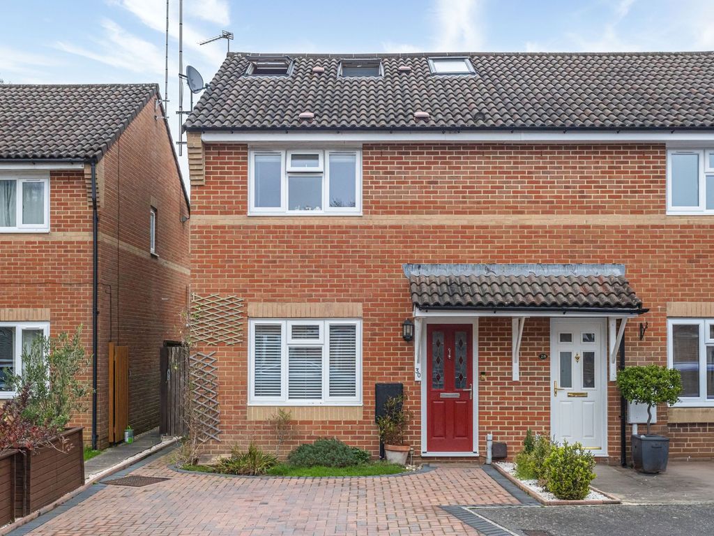4 bed semidetached house for sale in Salterns Road, Maidenbower RH10