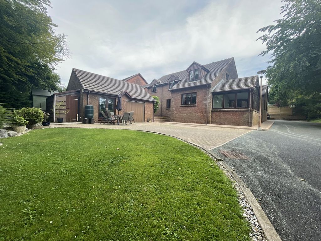 3 bed detached house for sale in Beechwood House, Bloomfield Gardens
