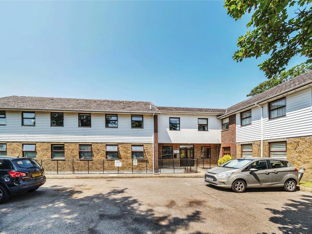 2 bed flat for sale in Gladstone Road, Orpington BR6 Zoopla