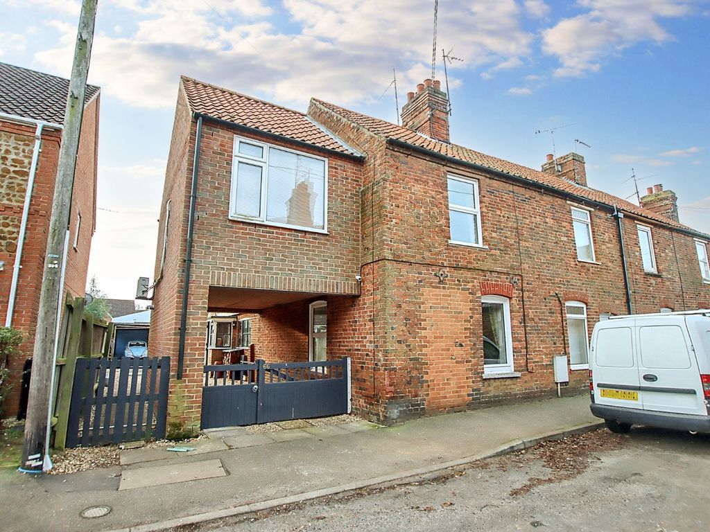 3 bed end terrace house for sale in Station Road, King's