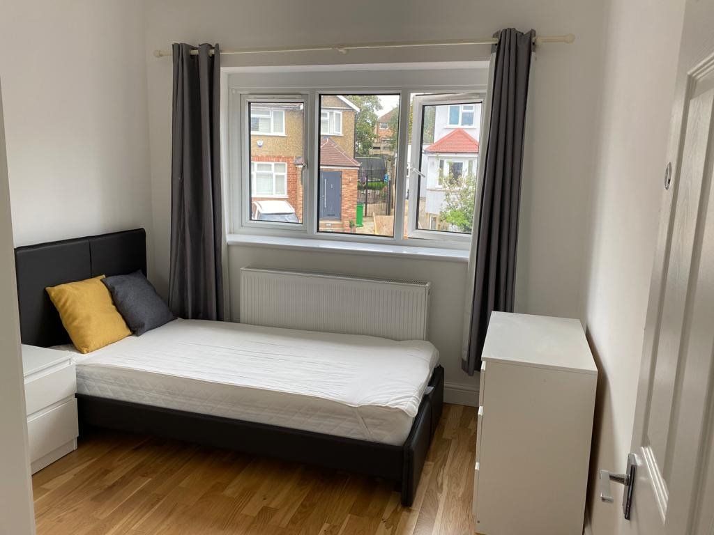 Room to rent in Glenhurst Avenue, Ruislip HA4, £850 pcm Zoopla