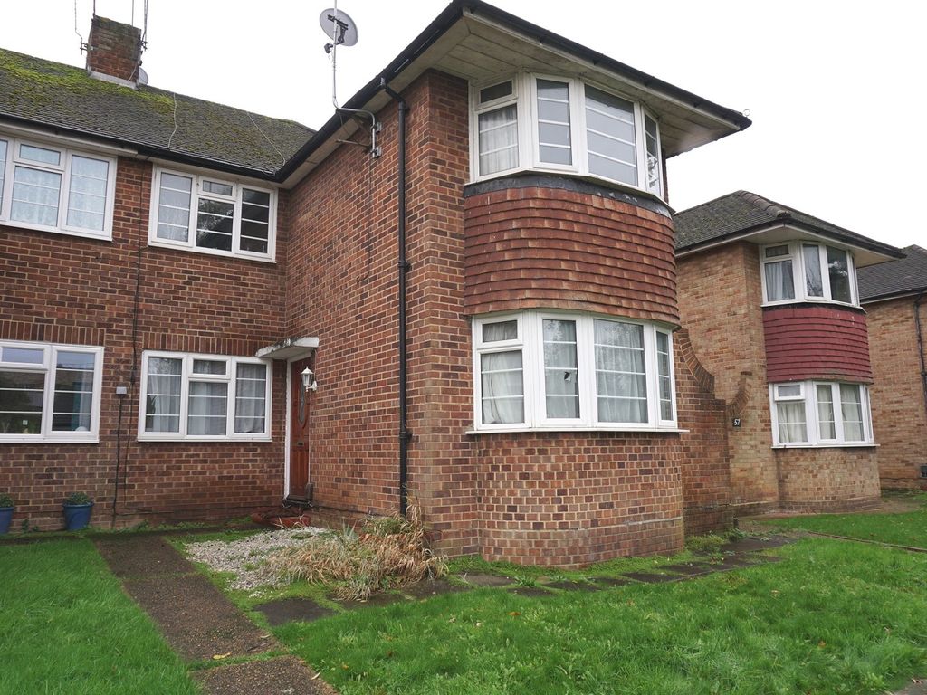 3 bed to rent in Garrison Lane, Chessington, Surrey. KT9, £