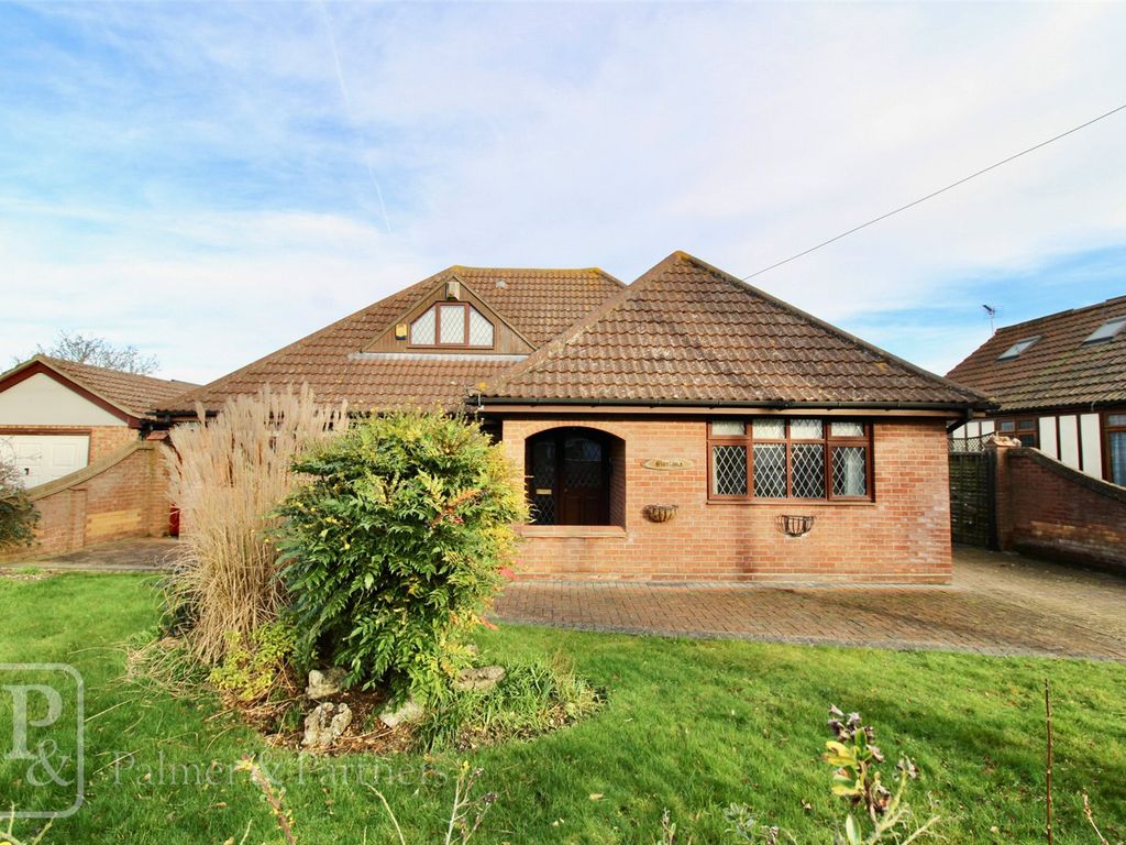 5 bed bungalow for sale in New Thorpe Avenue, ThorpeLeSoken, Clacton