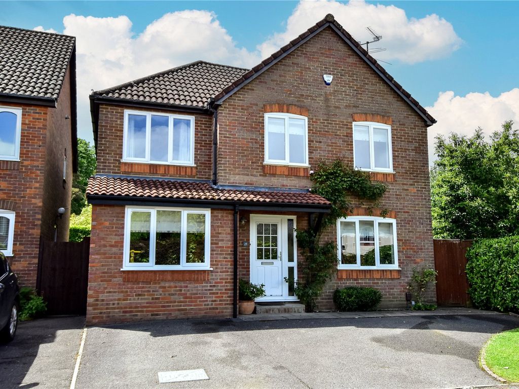 5 bed detached house for sale in Lollards Close, Amersham