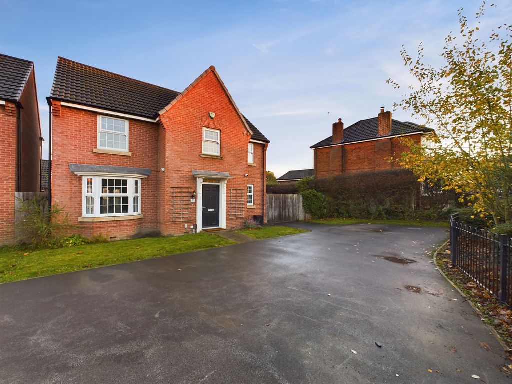 4 bed detached house for sale in Frazier Avenue, Wakefield WF2, £