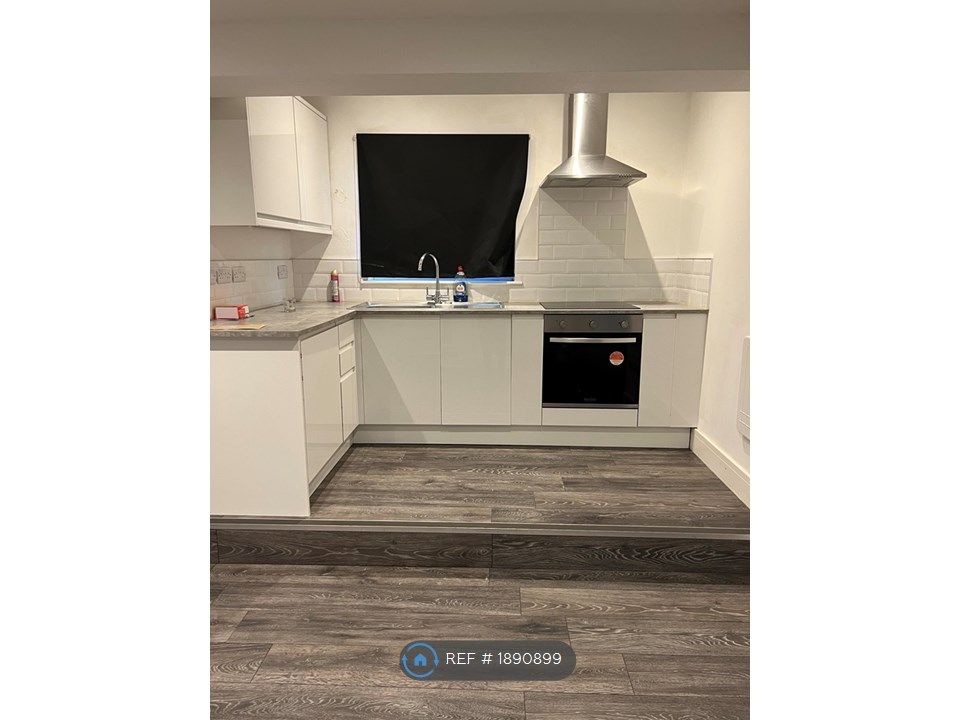 Studio to rent in Church Street, Weybridge KT13, £900 pcm Zoopla