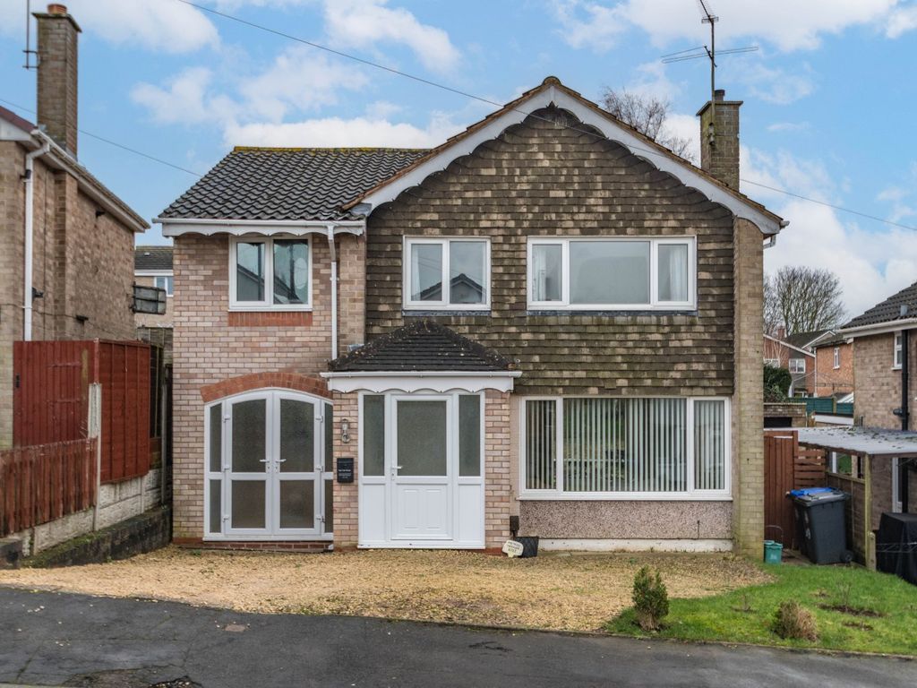 5 bed detached house to rent in St. Judes Avenue, Studley, Warwickshire