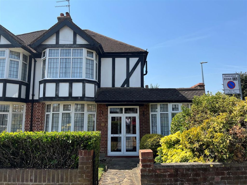 3 bed semidetached house for sale in Valley Walk, Croxley Green