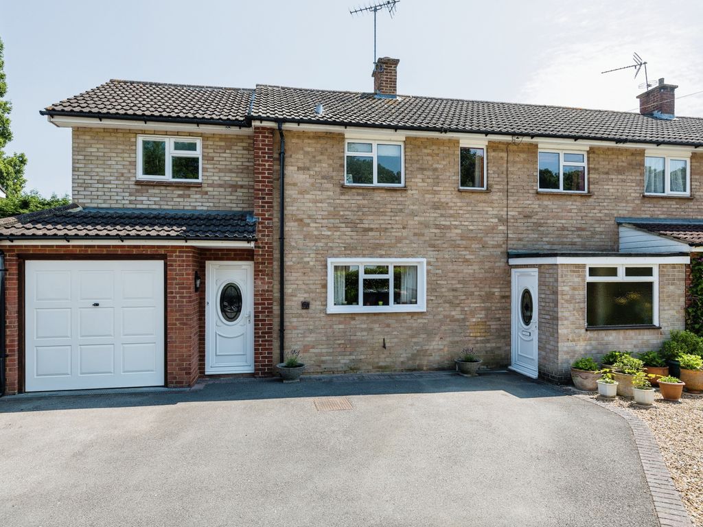 5 bed semidetached house for sale in Applegarth Avenue, Guildford