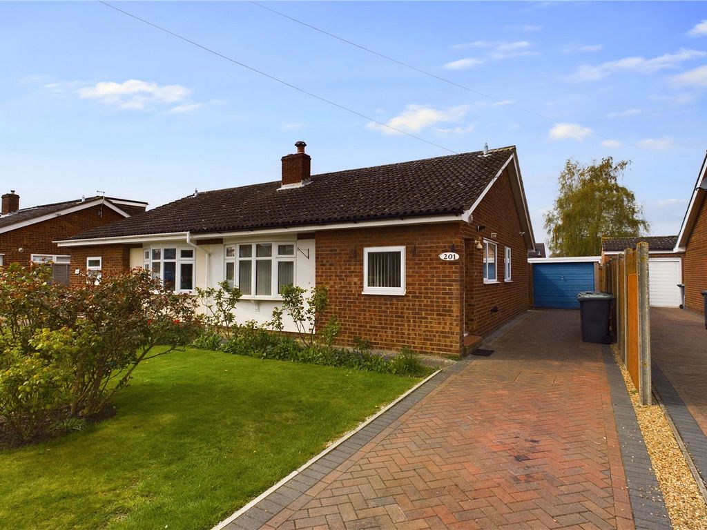 2 bed bungalow for sale in Holme Court Avenue, Biggleswade