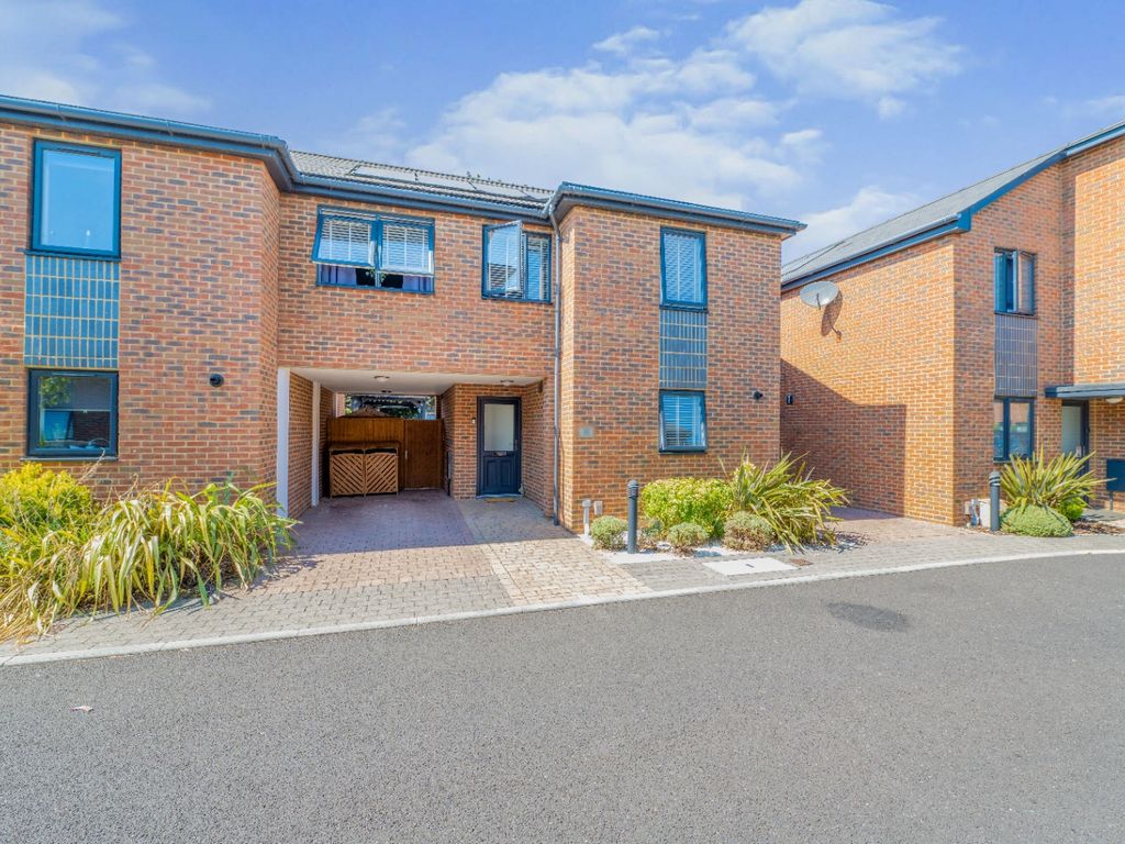 4 bed end terrace house for sale in Dairy Close, Sholing, Southampton