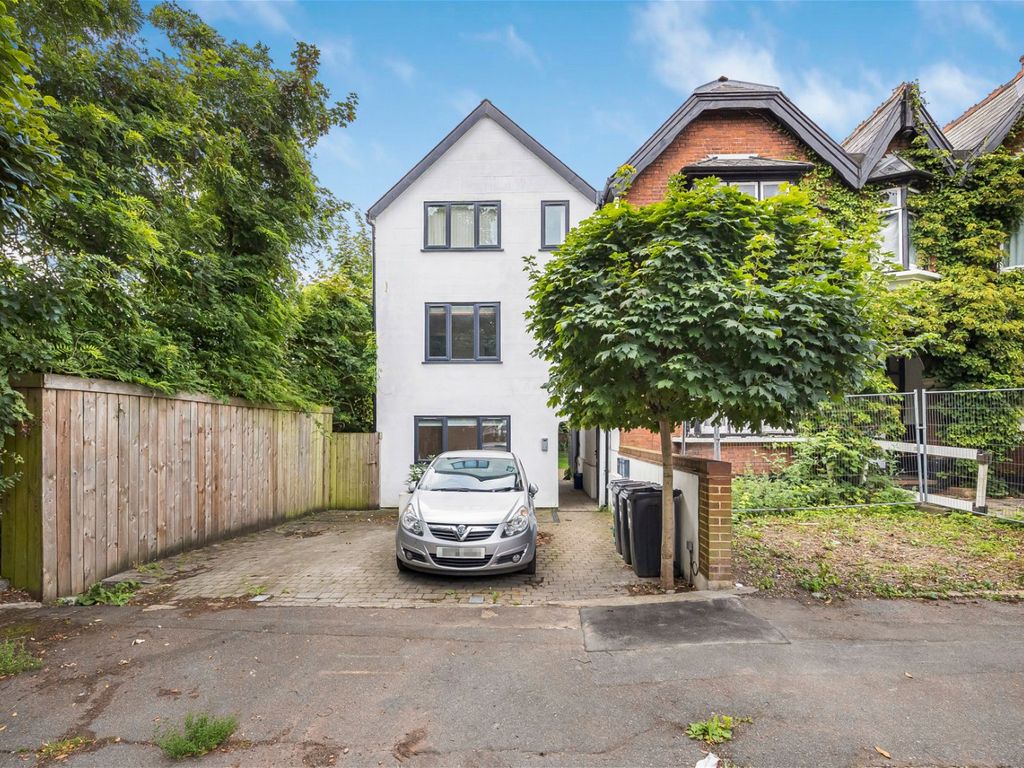 1 bed flat for sale in Tavistock Road, South Woodford E18, £300,000