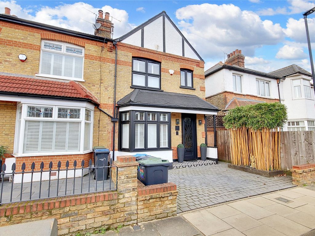 3 bed semidetached house for sale in Amberley Road, Enfield EN1, £