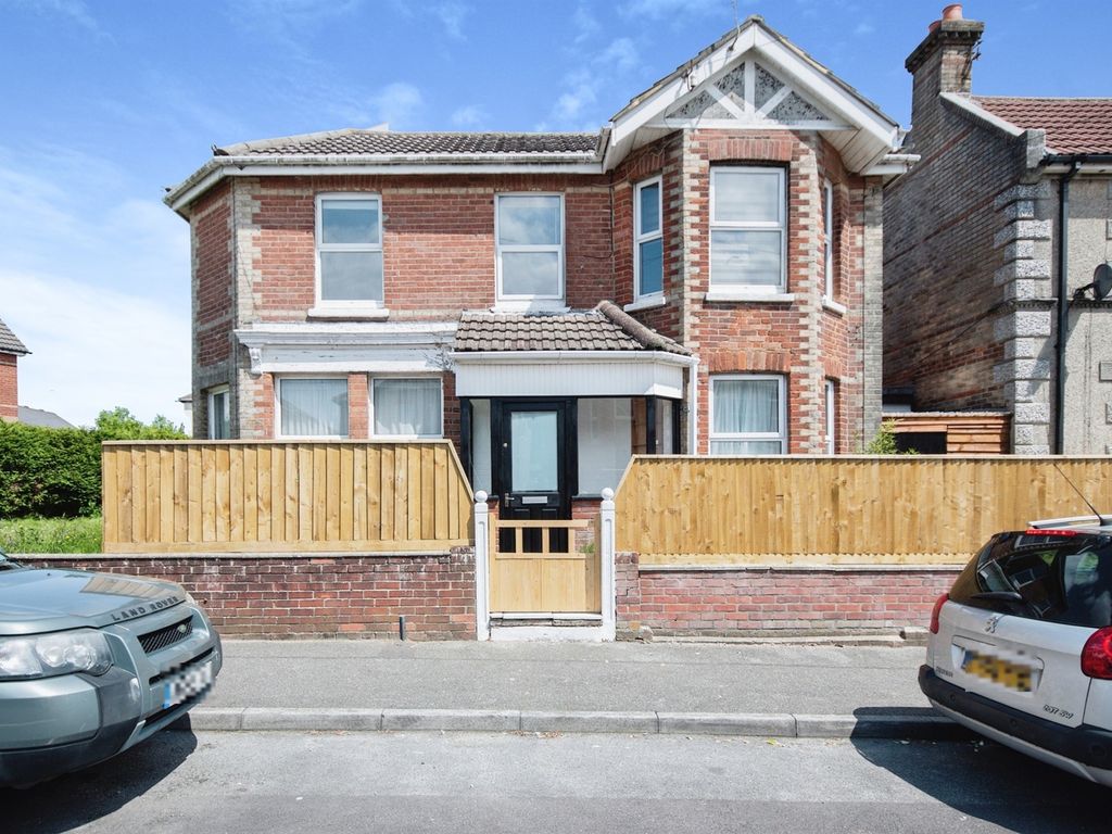 2 bed flat for sale in Maple Road, Winton, Bournemouth BH9, £200,000