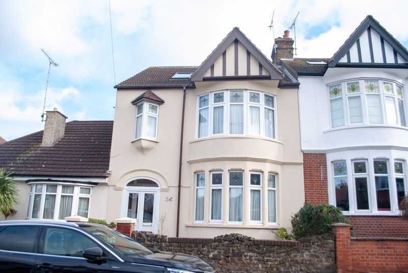 4 bed terraced house for sale in Dawlish Drive, LeighOnSea SS9 Zoopla