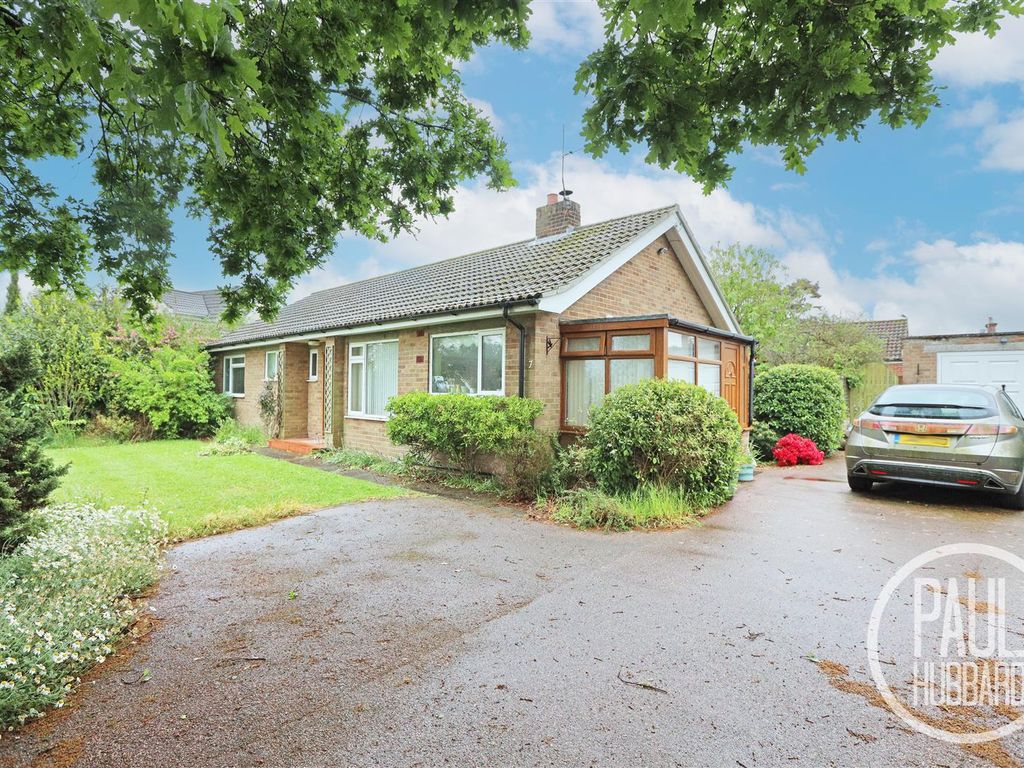 3 bed detached bungalow for sale in Borrow Road, Oulton Broad NR32, £