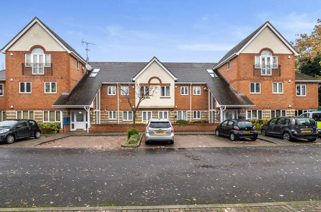 2 bed flat for sale in Gray Place, Wokingham Road, Bracknell RG42, £