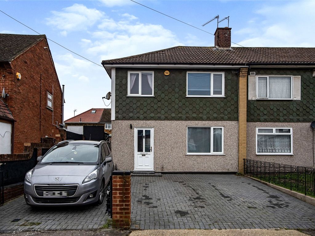 3 bed semidetached house for sale in Tyne Gardens, Aveley, South