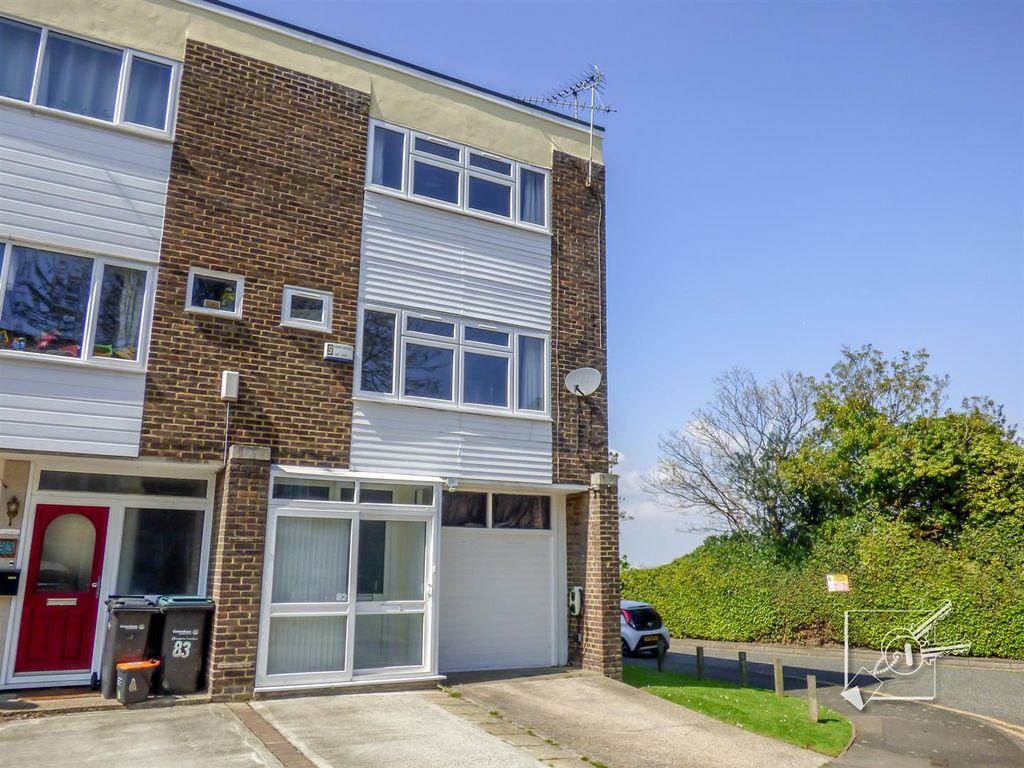 3 bed town house for sale in Fountain Walk, Northfleet, Gravesend DA11