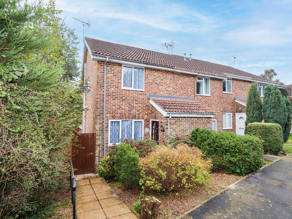 2 bed end terrace house for sale in Falconers Drive, Battle TN33, £