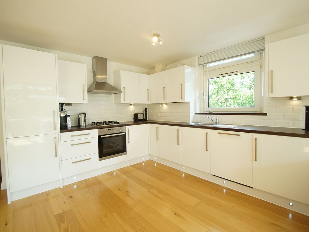 2 bed flat to rent in Manor Court, Weybridge KT13, £1,495 pcm Zoopla