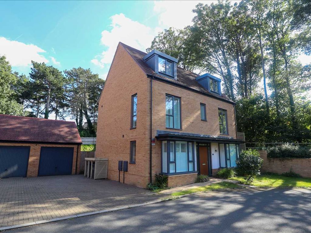 5 bed detached house for sale in Tickners Way, Coulsdon CR5, £900,000