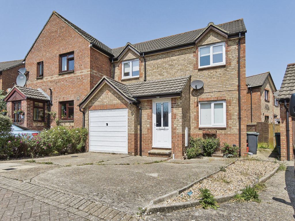 3 bed semidetached house to rent in The Finches, Newport PO30 Zoopla