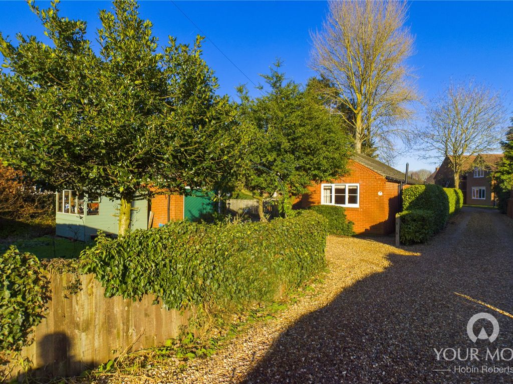 3 bed bungalow for sale in Watering Lane, Collingtree, Northampton NN4 Zoopla