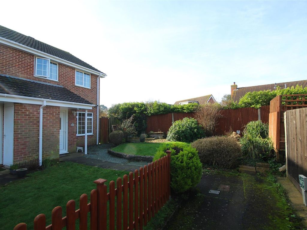 3 bed end terrace house to rent in Samber Close, Lymington SO41, £1,400