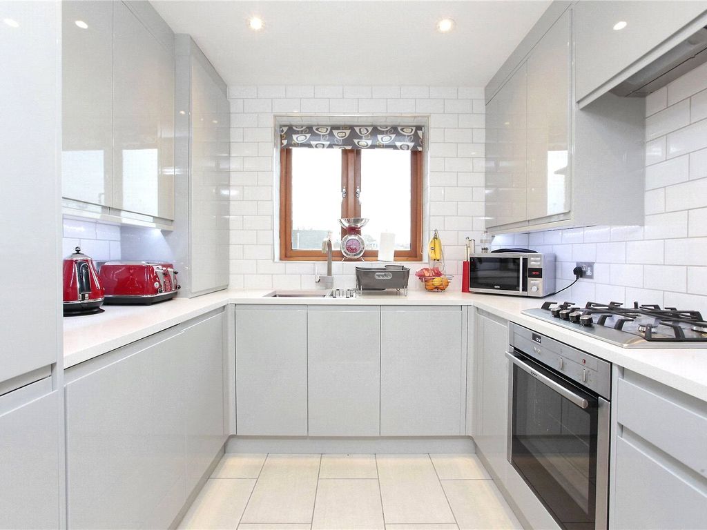 2 bed flat to rent in Almanac House, 180 East Hill, Wandsworth, London