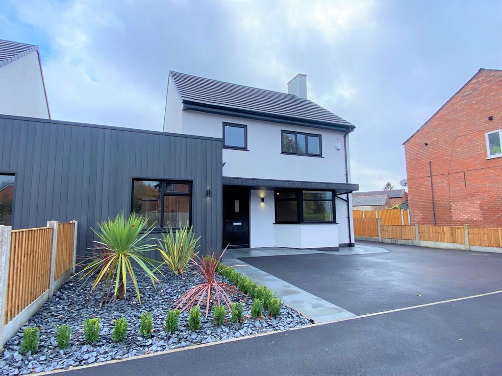 4 bed linkdetached house for sale in St. Johns Street, Abram, Wigan