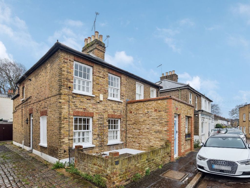 2 bed cottage for sale in Queens Road, The Royals SW14, £725,000 Zoopla