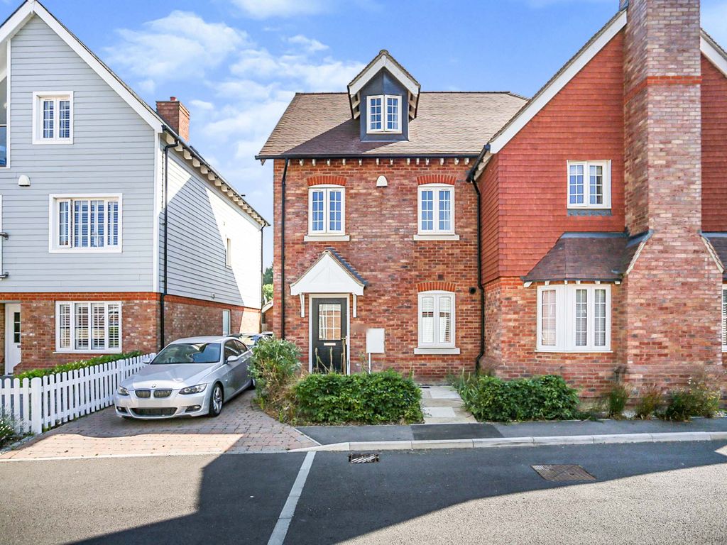 3 bed semidetached house for sale in Novello Close, Sevenoaks TN15