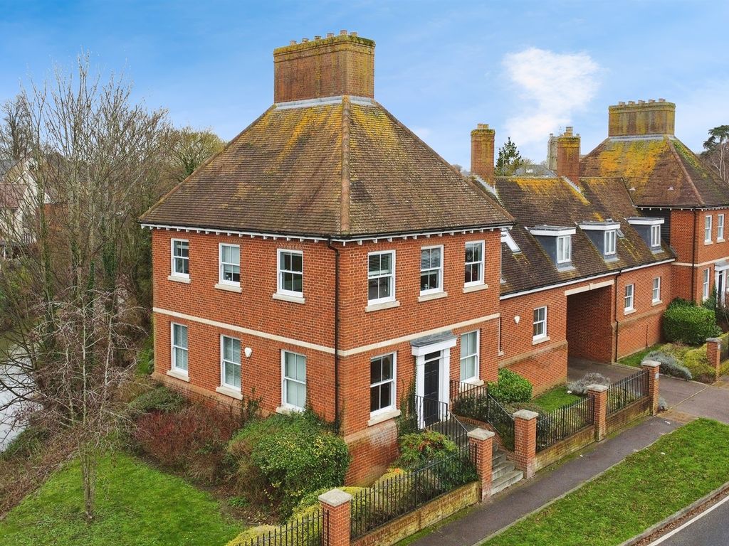 2 bed flat for sale in Church Street, Bocking, Braintree CM7, £210,000