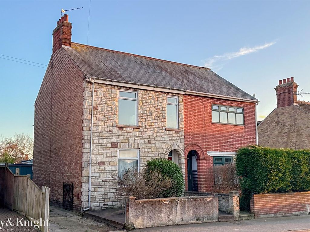 3 bed semidetached house for sale in Normanston Drive, Lowestoft NR32