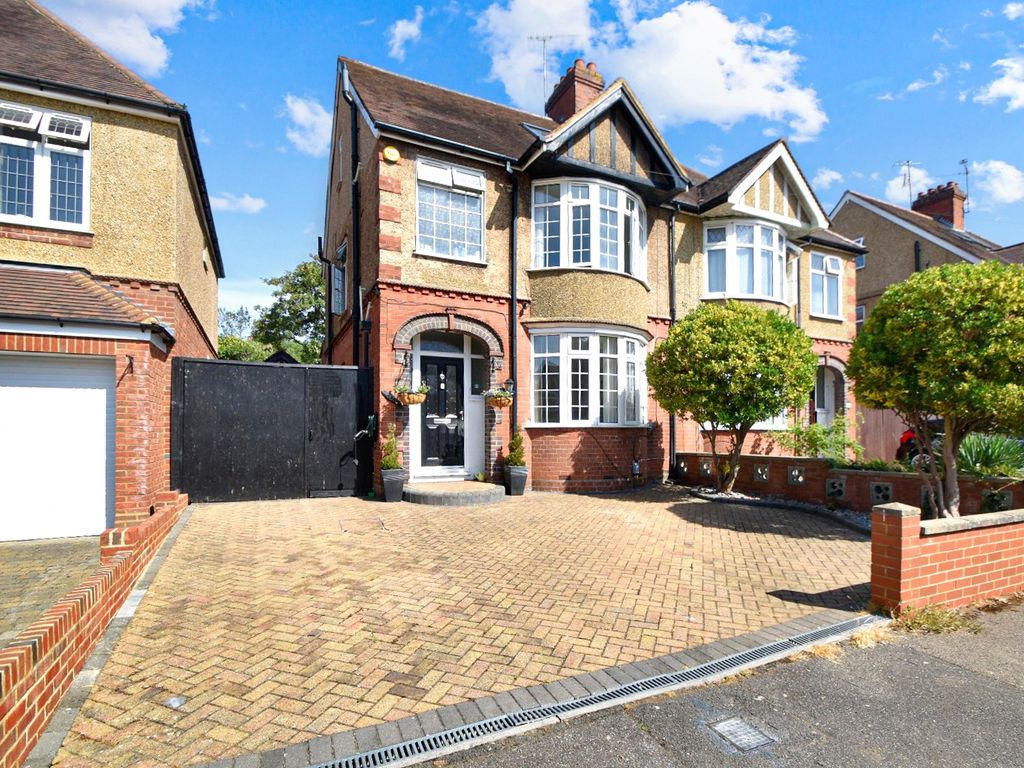 5 bed semidetached house for sale in Wychwood Avenue, Luton