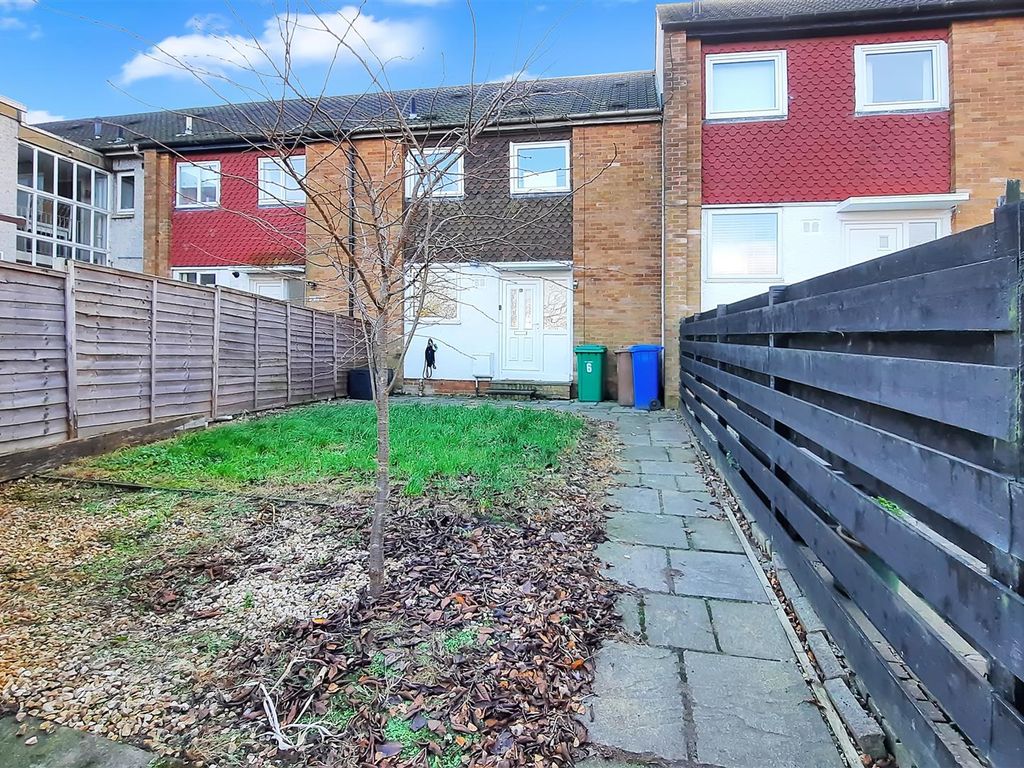 3 bed terraced house for sale in Cumbrae Court, Kirkcaldy KY2, £120,000